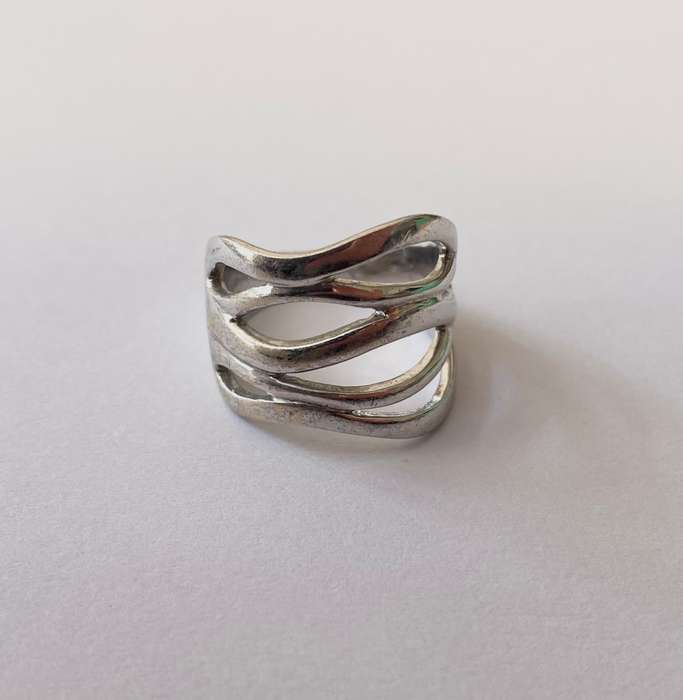 Ring - Sterling Silver Band With Cutout Design on Top. Stamped 925. #ML1591