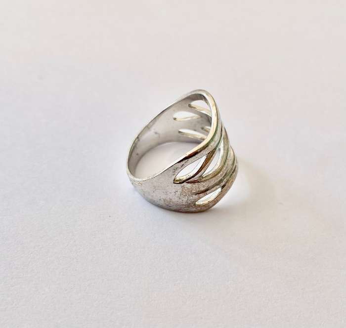 Ring - Sterling Silver Band With Cutout Design on Top. Stamped 925. #ML1591