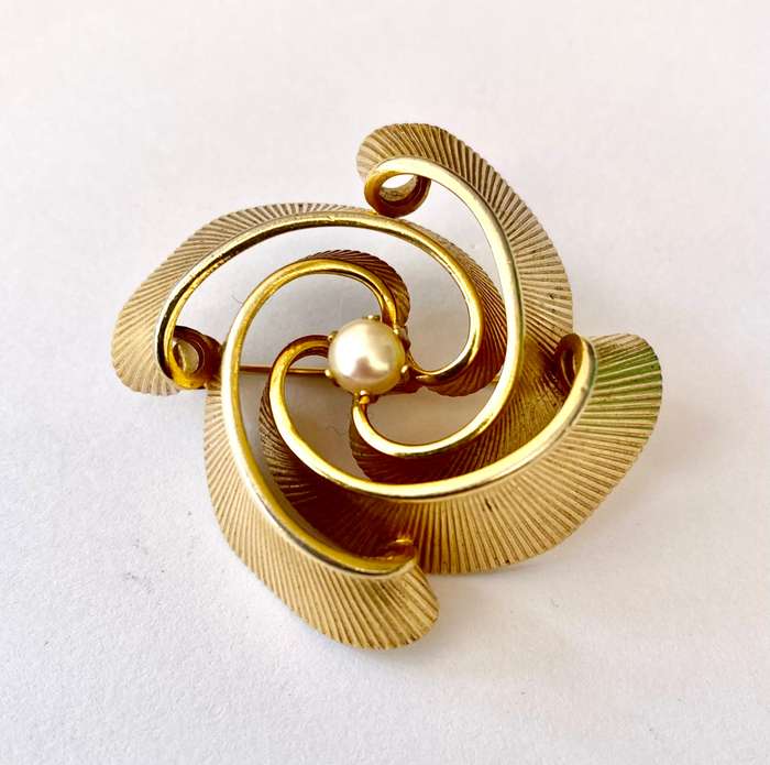 Brooch - Vintage Twisted Swirl Design With Pearl In Centre. Gold Plated #ML1593