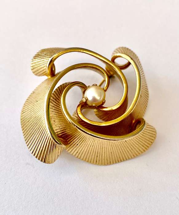 Brooch - Vintage Twisted Swirl Design With Pearl In Centre. Gold Plated #ML1593