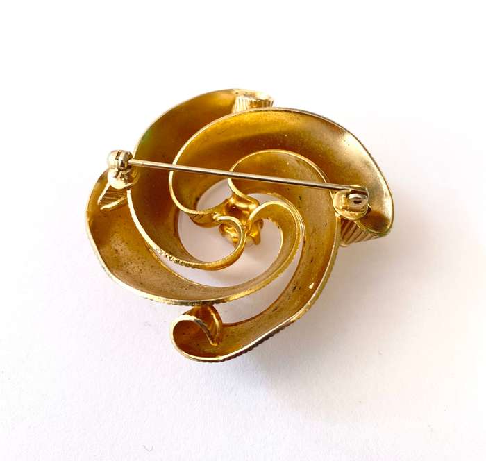 Brooch - Vintage Twisted Swirl Design With Pearl In Centre. Gold Plated #ML1593