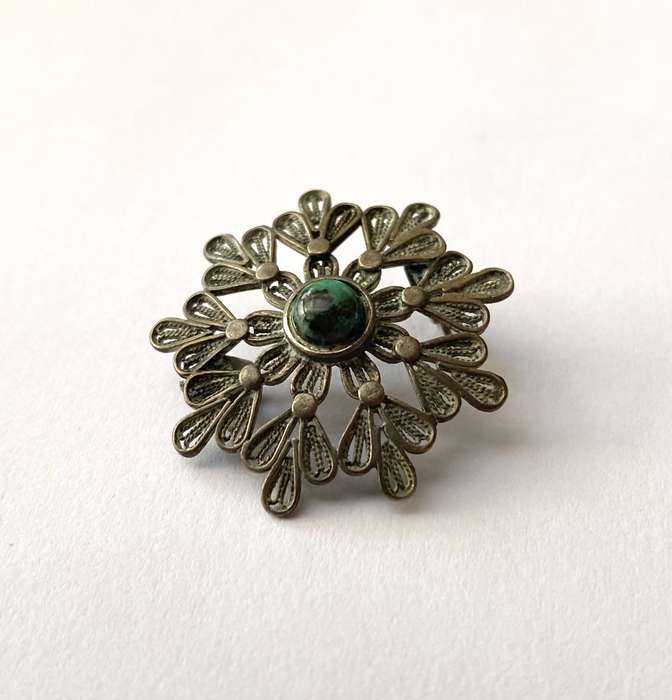Brooch - Vintage Silver Flower Pattern With Eilat Stone In Centre. Lightweight #ML1607