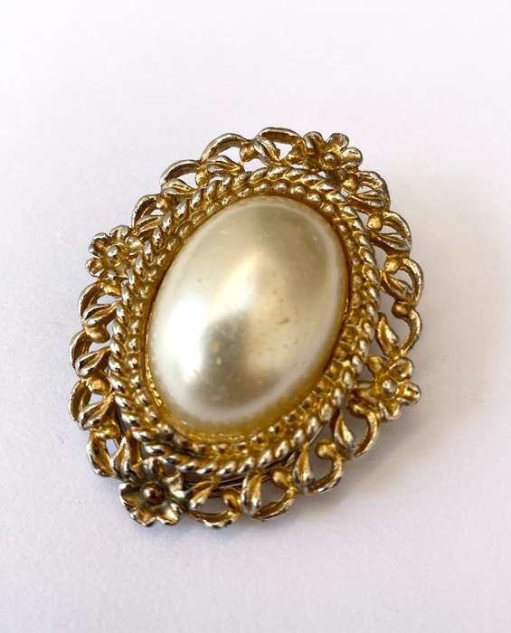 Scarf Clip - Vintage Central Pearly Bead Set On Gold Colour. Floral Pattern Border #ML1678