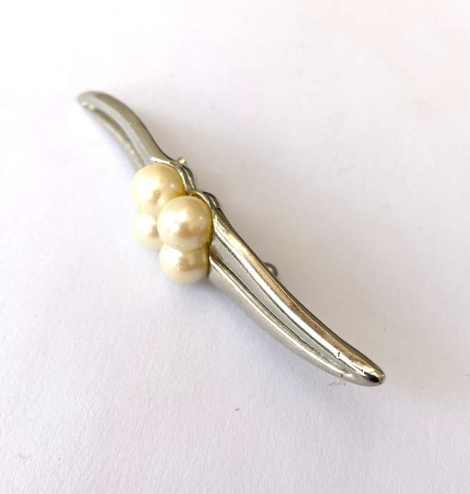 Brooch - 4 Pearly Beads On Silver Plated Wavy Strips #ML1687