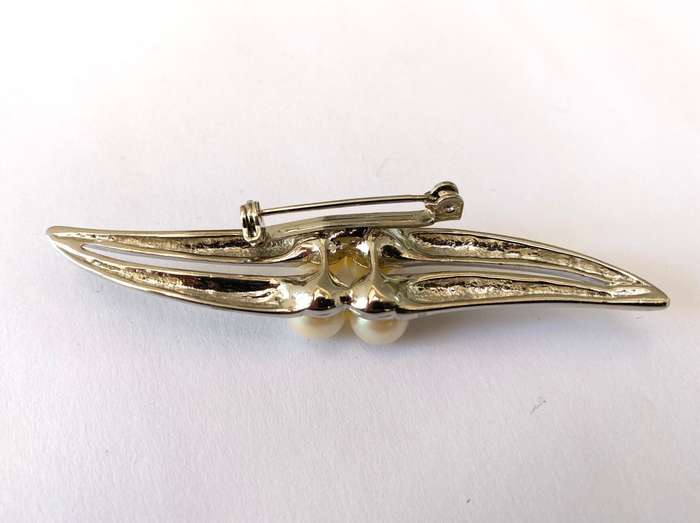 Brooch - 4 Pearly Beads On Silver Plated Wavy Strips #ML1687
