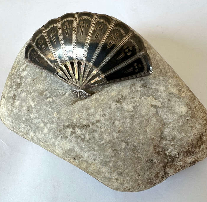 Brooch - Vintage Siam Sterling Silver Fan Shaped Figural Brooch Pin ML1754