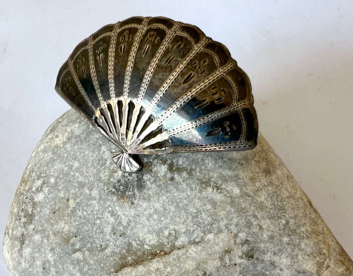 Brooch - Vintage Siam Sterling Silver Fan Shaped Figural Brooch Pin ML1754