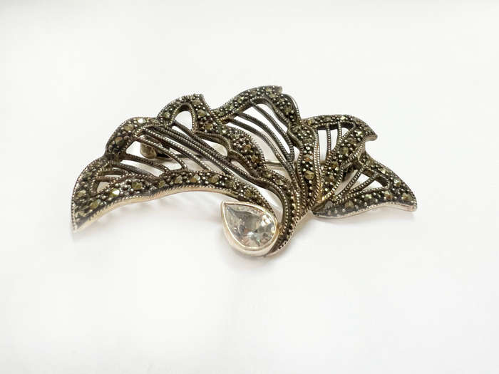 Brooch - 925 Silver Marcasite Brooch Shaped Like an Open Fan with Crystal ML1763