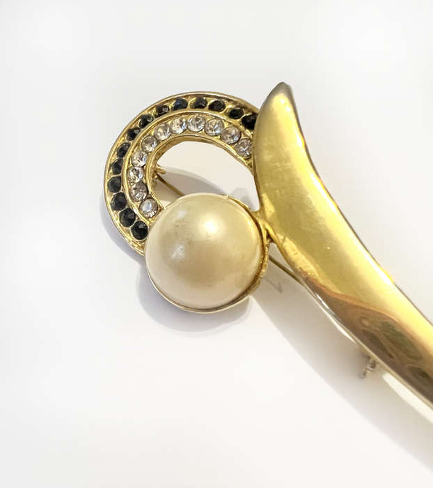 Brooch - Retro Question Mark Design. Diamante Stones. Red Colour Stones ML1821