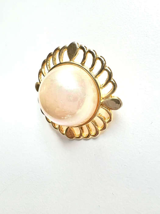 Brooch - Vintage Round Gold Tone Faux Mabe Centre Pearl. Swirl Border ML1863