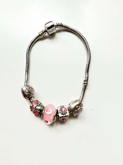 Bracelet - Charm Bracelet. Silver Tone. Pretty In Pink ML1890