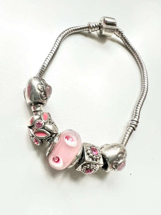 Bracelet - Charm Bracelet. Silver Tone. Pretty In Pink ML1890