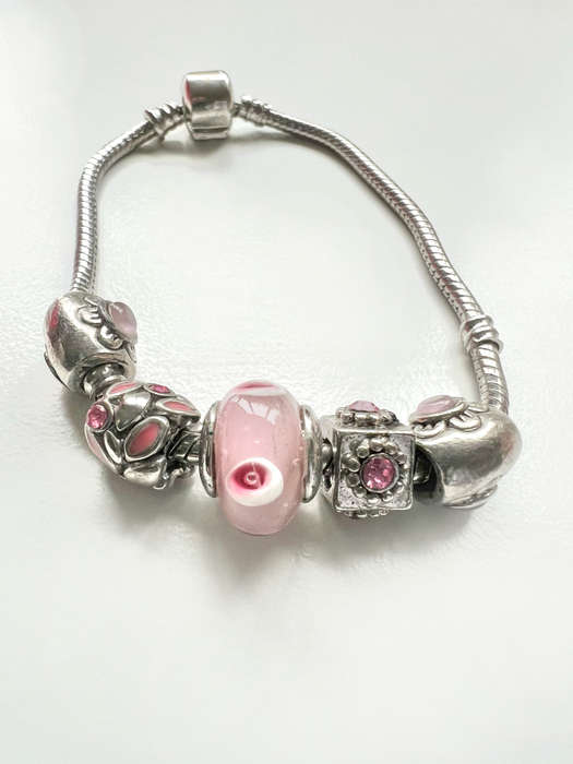 Bracelet - Charm Bracelet. Silver Tone. Pretty In Pink ML1890