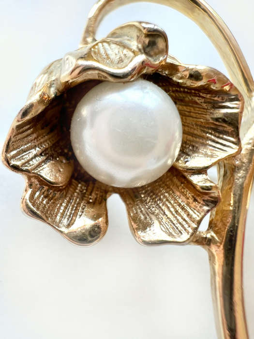 Brooch - Vintage Gold Tone Flower Design. Faux Pearl Centre ML1932