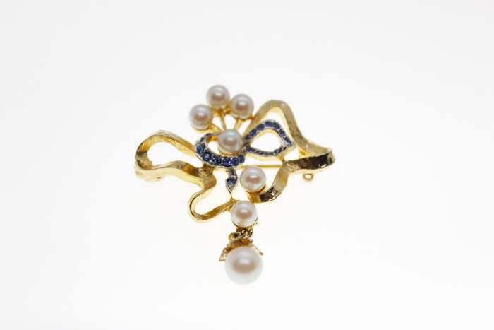 Brooch - Vintage Gold Tone Flower Design with 7 Faux Pearls and Blue Rhinestones - ML2414
