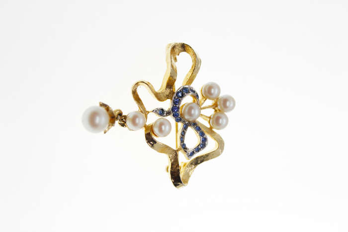Brooch - Vintage Gold Tone Flower Design with 7 Faux Pearls and Blue Rhinestones - ML2414