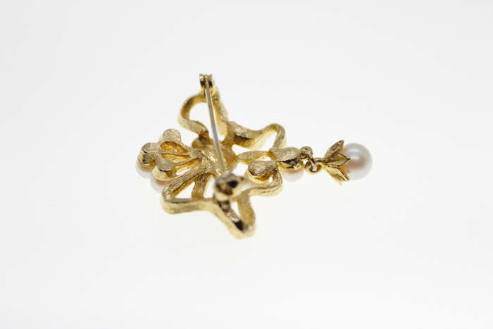 Brooch - Vintage Gold Tone Flower Design with 7 Faux Pearls and Blue Rhinestones - ML2414