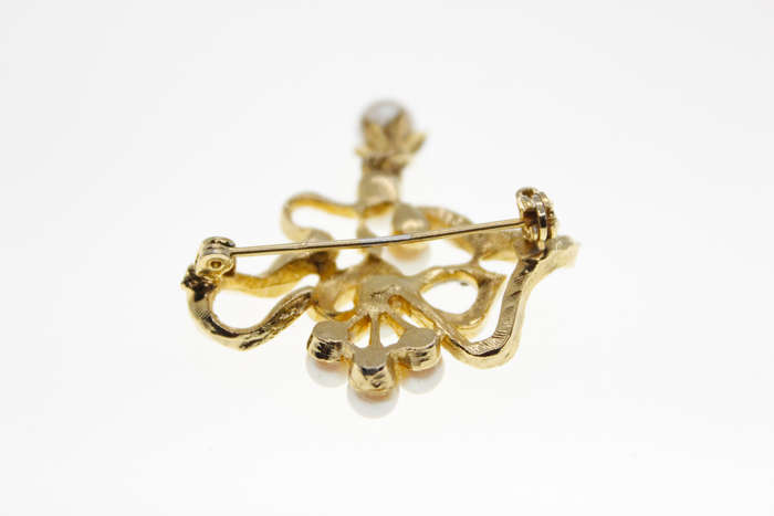 Brooch - Vintage Gold Tone Flower Design with 7 Faux Pearls and Blue Rhinestones - ML2414
