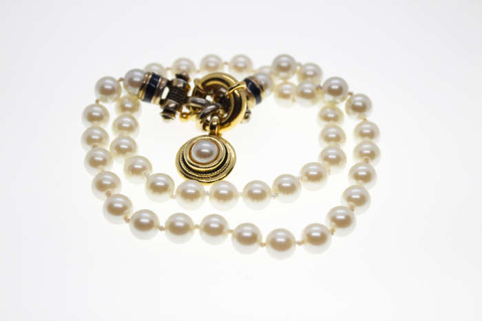 Necklace - Vintage White Faux Pearl Necklace with Centre Gold Tone Pendant - ML2422