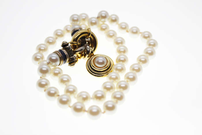 Necklace - Vintage White Faux Pearl Necklace with Centre Gold Tone Pendant - ML2422