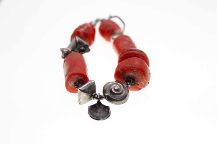 Bracelet - Vintage Large Coral Bracelet with T-clasp and Floral Charms - ML2486