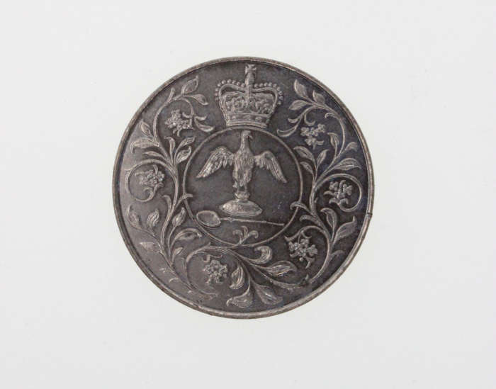 Coin - 1977 Queen Elizabeth 11 Silver Jubilee Crown Commemorative Coin in case. - ML2642