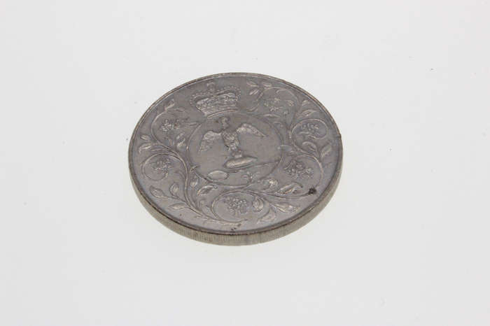 Coin - 1977 Queen Elizabeth 11 Silver Jubilee Crown Commemorative Coin in case. - ML2642