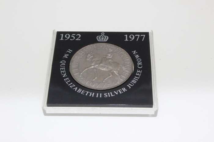 Coin - 1977 Queen Elizabeth 11 Silver Jubilee Crown Commemorative Coin in case. - ML2642
