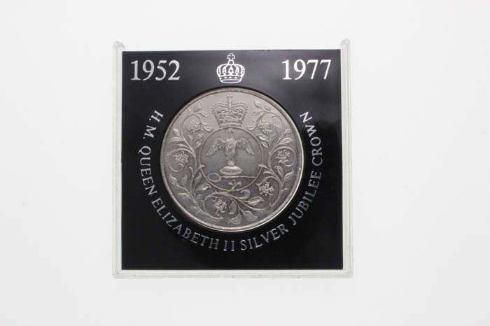 Coin - 1977 Queen Elizabeth 11 Silver Jubilee Crown Commemorative Coin in case. - ML2642