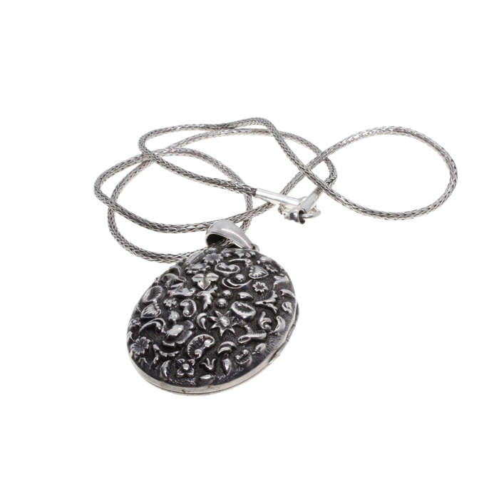 Necklace - Vintage Silver Tone Locket Pendant. Silver Tone Chain - ML2714