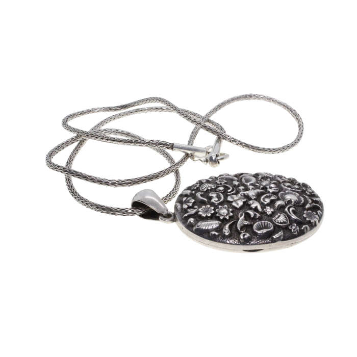 Necklace - Vintage Silver Tone Locket Pendant. Silver Tone Chain - ML2714