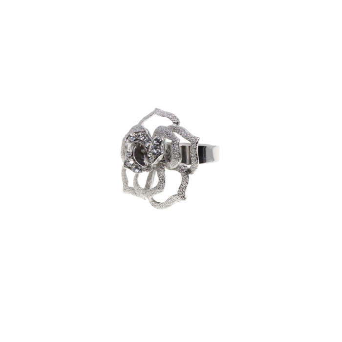Ring - Silver Tone Flower Parve Design with Diamantes Expandable Cocktail Ring - ML2729
