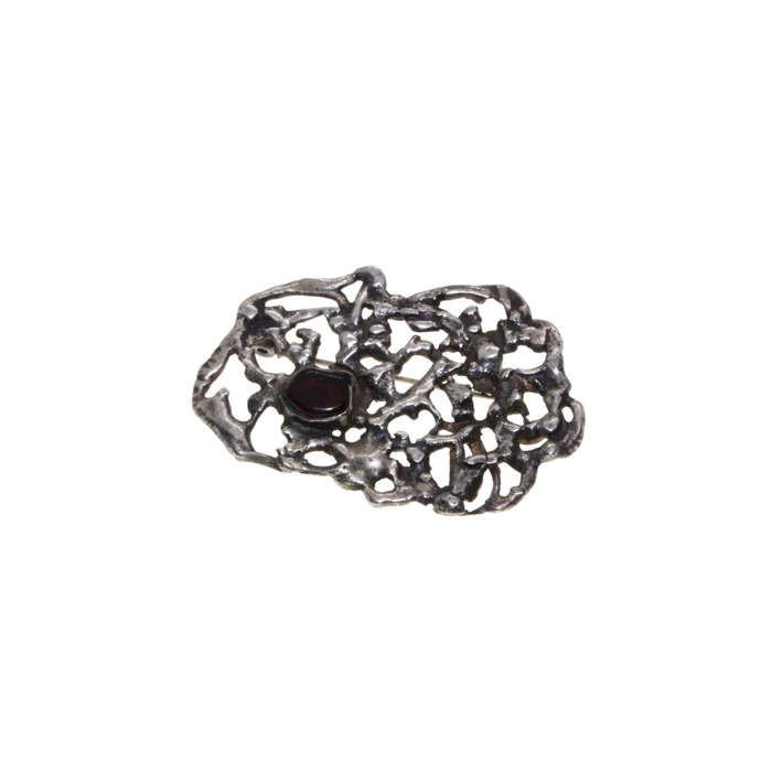 Brooch - Silver Tone Vintage Oval Brooch. Red stone. Filigree Design - ML2851