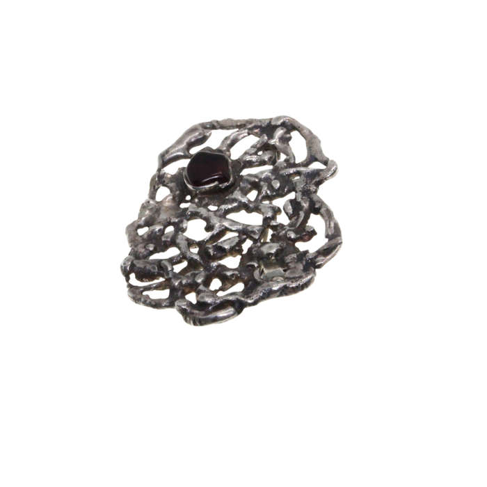 Brooch - Silver Tone Vintage Oval Brooch. Red stone. Filigree Design - ML2851