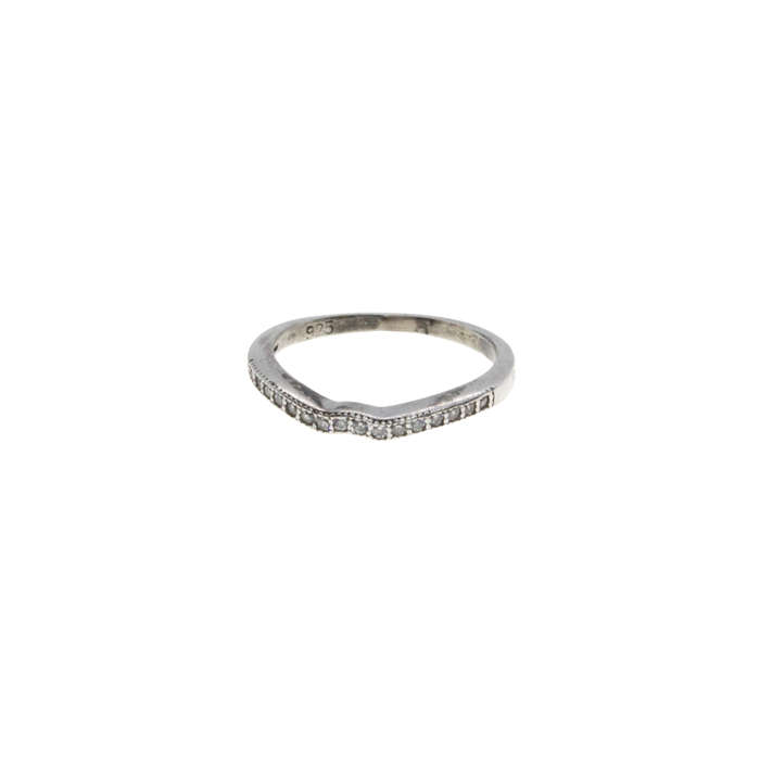 Ring - 925 Silver Band Small V indent in centre. Diamantes - ML2936