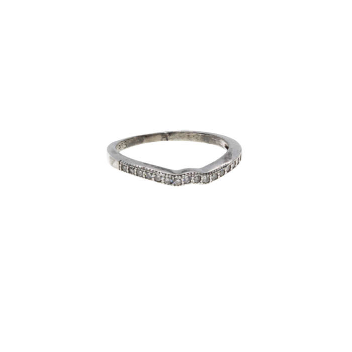 Ring - 925 Silver Band Small V indent in centre. Diamantes - ML2936