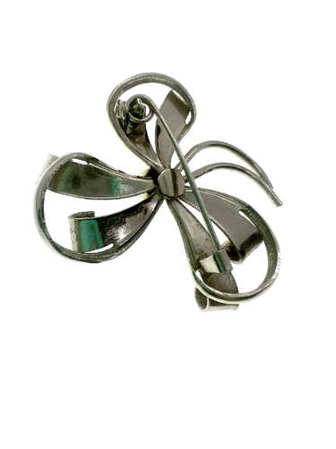 Brooch - Vintage Silver Tone Brooch. Flower Design with Faux Pearl in Centre - ML2172
