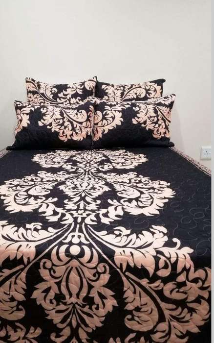 SMTE 5 Piece Quilt Set Black Flowered Bedspread Set with keychain