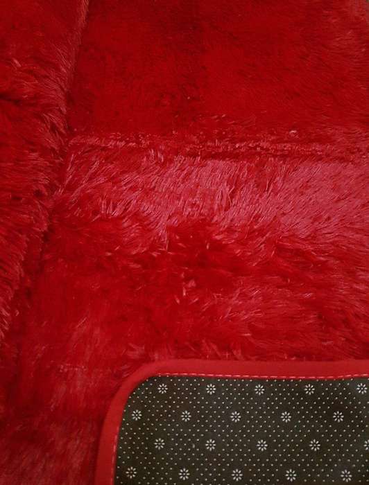 SMTE Large Premium Fluffy Carpet/Rug - Red (Raspberry) with keychain