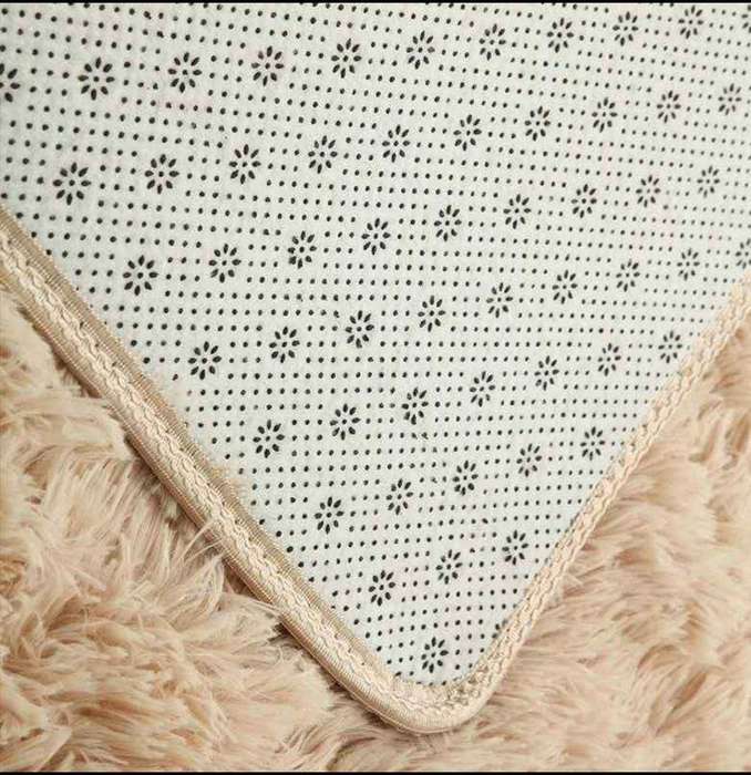 SMTE Large Cream Fluffy Carpet with keychain