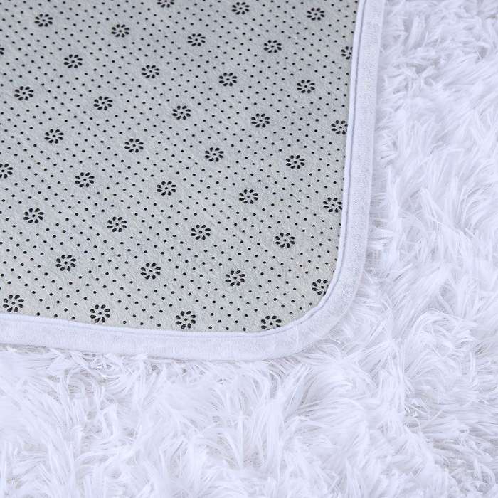 SMTE Fluffy Rug - White with keychain