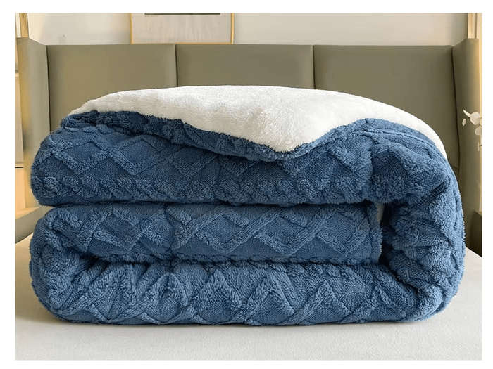 SMTE Maam - Cotton Winter Throw -Blue with keychain