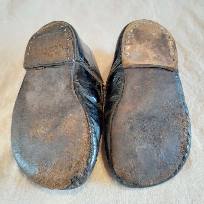 Vintage baby toddler patent leather shoes.  Well worn  11 cms long
