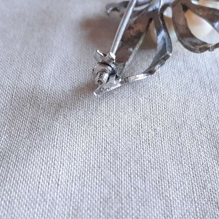 Stirling silver brooch with six 5 to 6 mm dia pearls   6.72 gms