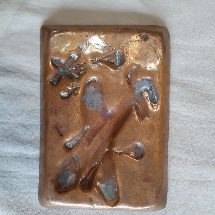 Trench Art - WW2 - Copper embossed tray + sept 1940  bowers Trench lighter + 2 bullet cases