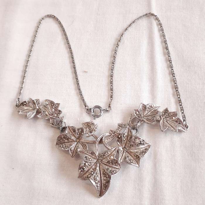 Marcasite necklace - vintage Sphinx silver metal -  leaves - unusual chain design