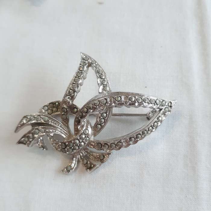 Marcasite brooch - silver metal with leaves