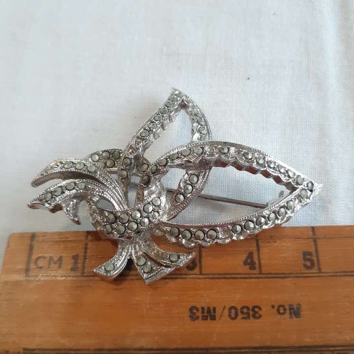 Marcasite brooch - silver metal with leaves