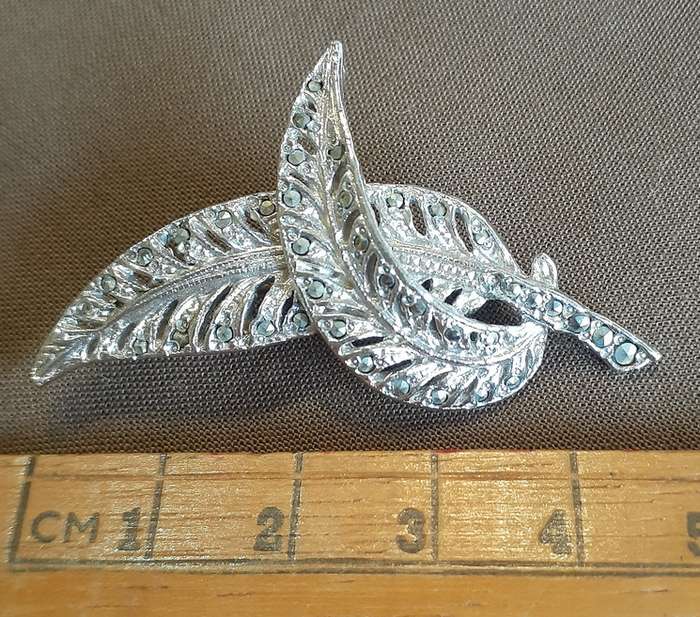 Silver metal marcasite leaf brooch