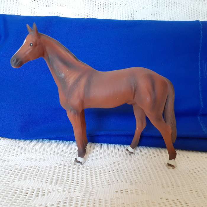 Horse ornament.  Thoroughbred.  Matt glaze  no repairs